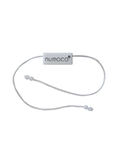 Balta apsauginė plomba su užrašu „numoco“ ir dviem tvirtinimo galais. Plomba pagaminta iš tvirtos medžiagos, užtikrinančios saugumą ir patikimumą.}