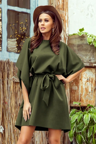 Žalia suknelė su plačiomis rankovėmis ir diržu, suteikiančiu elegancijos ir moteriškumo. Suknelė puikiai tinka tiek kasdieniam dėvėjimui, tiek ypatingoms progoms.}