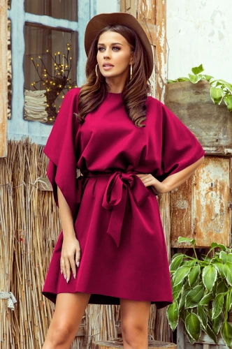Moteriška suknelė „Sofia“ pasižymi elegantišku dizainu su plačiomis rankovėmis ir diržu, kuris pabrėžia liemenį. Suknelė yra sodrios bordo spalvos, puikiai tinkanti tiek kasdienai, tiek ypatingoms progoms.}