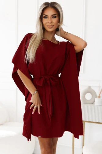 Elegantiška bordo spalvos suknelė su plačiomis rankovėmis ir diržu, pabrėžiančiu liemenį. Suknelė puikiai tinka tiek kasdienai, tiek ypatingoms progoms.}