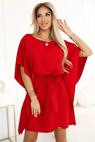Ryški raudona suknelė su plačiomis rankovėmis ir elegantišku diržu, pabrėžiančiu liemenį. Suknelė pagaminta iš lengvo audinio, suteikiančio laisvą ir grakštų siluetą.}