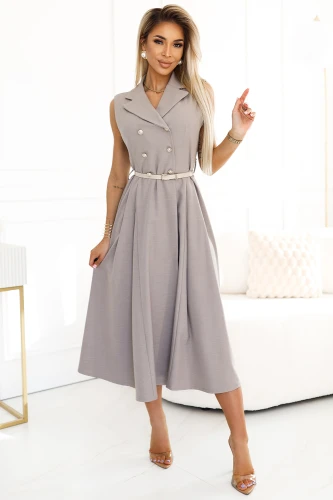 Elegantiška pilka suknelė be rankovių su dviguba sagų eile ir diržu, pabrėžiančiu liemenį. Suknelė turi klasikinį apykaklę ir elegantišką, laisvai krintantį sijoną.}