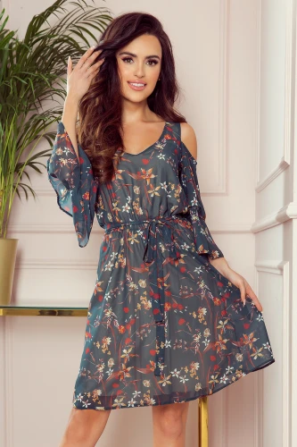 Lengva, vėjyje plazdanti suknelė su gėlių raštais ir atvirais pečiais suteikia elegancijos ir moteriškumo. Suknelė turi juosmenį pabrėžiantį dirželį, kuris suteikia formą ir stilių.}