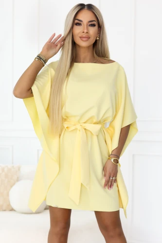 Modelis pristato Numoco pastelinės citrinų spalvos mini suknelę su laisvomis kimono tipo rankovėmis ir juosmens raiščiu, kuris pabrėžia liemenį. Elegantiška, lengva suknelė – puikus pasirinkimas vasarai, vakarėliams ir stilingoms išeigoms.}