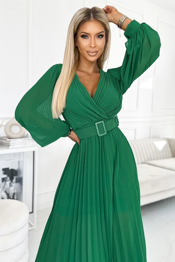 Žalia, plisuota suknelė su ilgomis rankovėmis ir diržu, pabrėžiančiu liemenį. Suknelė turi elegantišką V formos iškirptę, suteikiančią rafinuotumo.