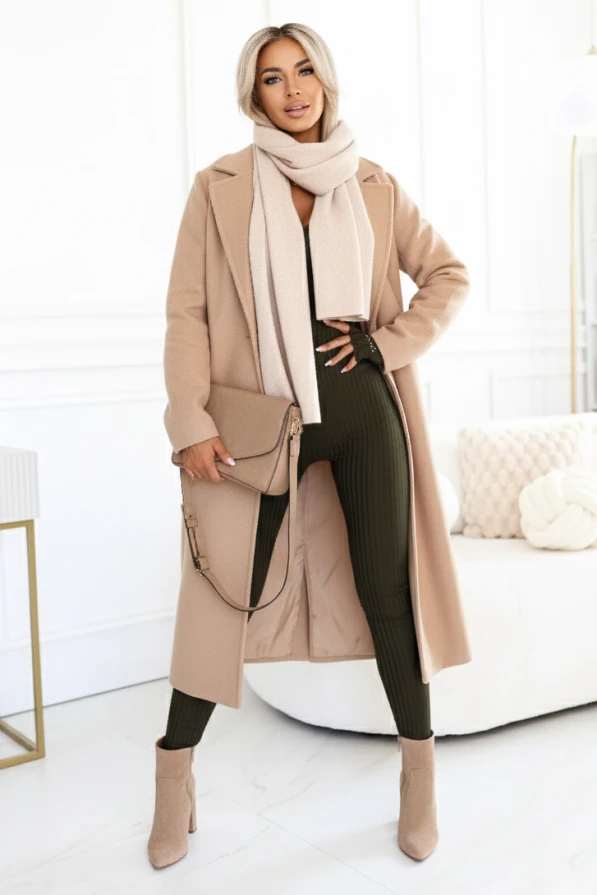 Khaki prążkowany kombinezon Kocula z dekoltem V i dopasowanym krojem, idealny na co dzień i wieczorne wyjścia