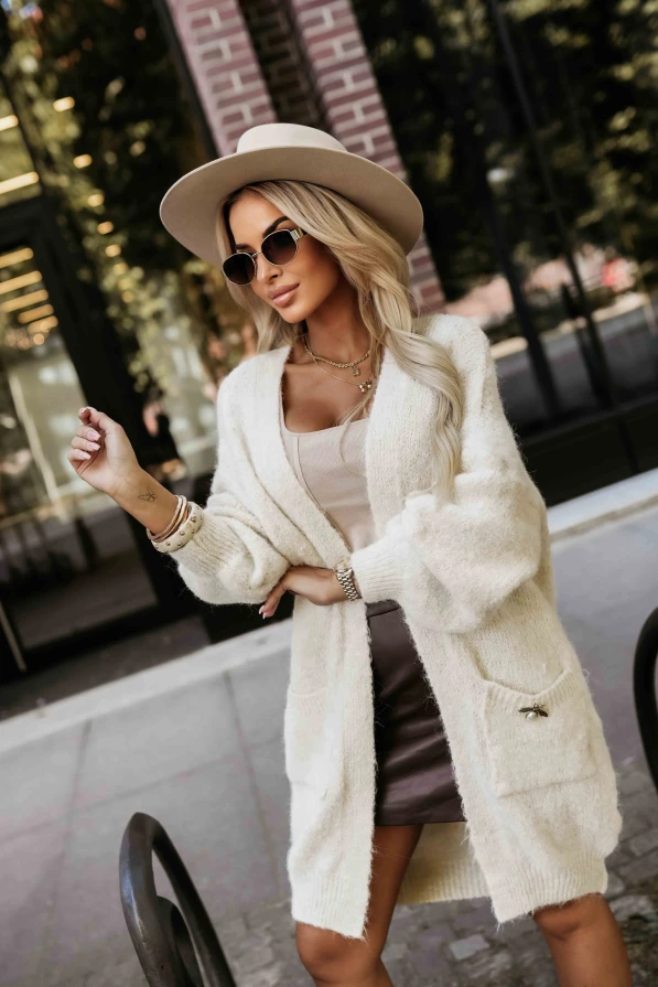 Beżowy kardigan damski z dzianiny, luźny fason bez zapięcia z praktycznymi kieszeniami, idealny do codziennych stylizacji – Numoco Basic.